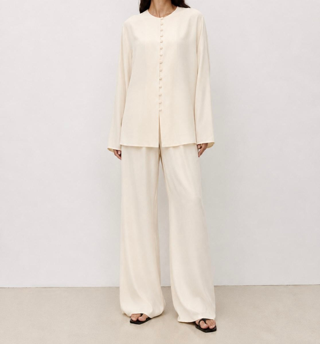 Soléne Silk Button Top Crema